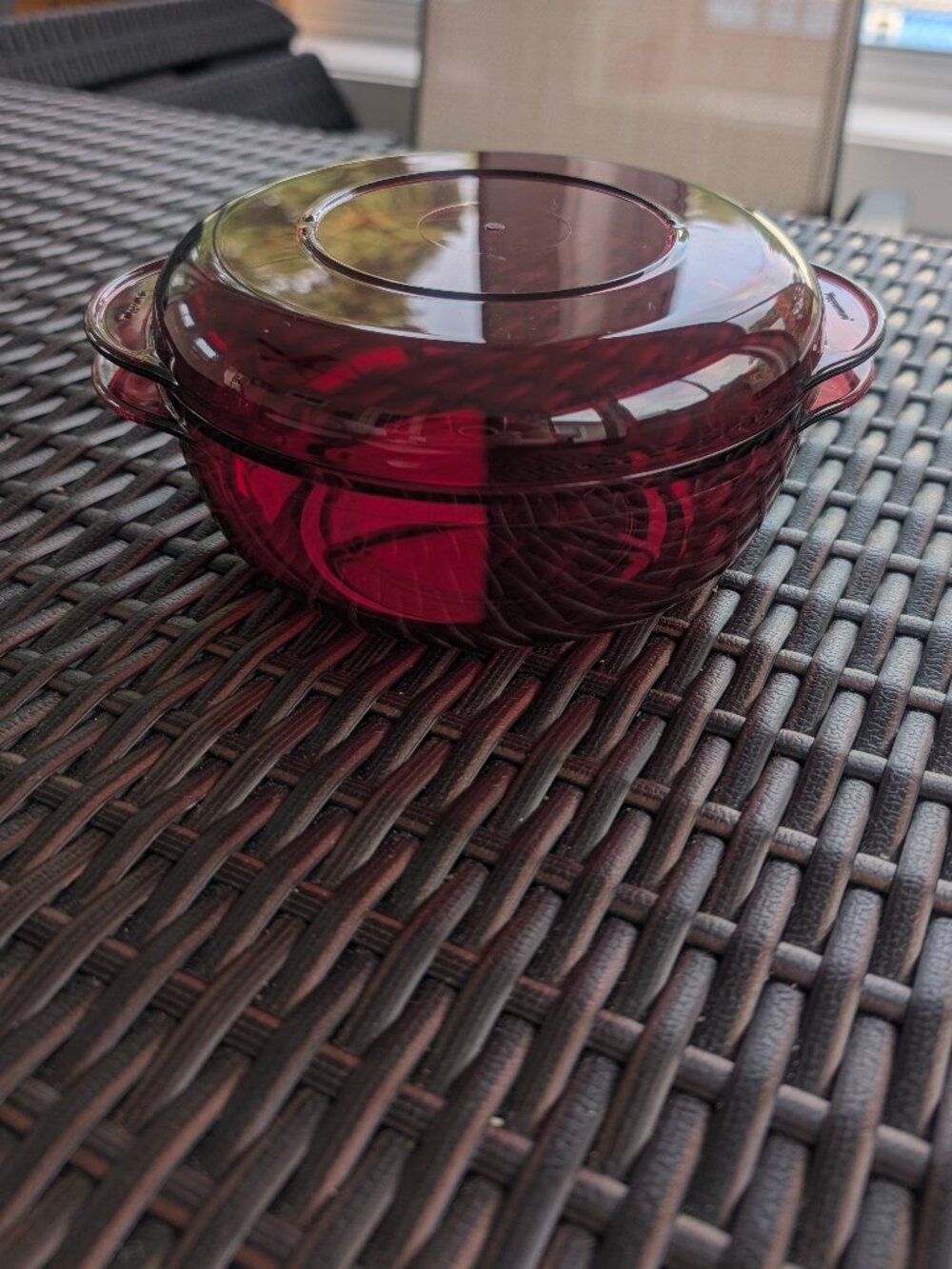 NWT Tupperware 1 quart medium round TupperWave casserole